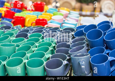 Viele bunte leer Keramik Tassen in speichern. Becher Hintergrund Stockfoto