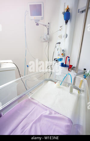 Krippe im Krankenhaus ICU für Frühgeburt mit Monitor, Sauerstoff und andere Werkzeuge, Maschinen Stockfoto
