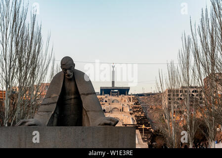 Statue von Alexander Tamanyan vor der Kaskade Komplex. Alexander Tamanian war ein russisch-armenischen neoklassischen Architekten Stockfoto