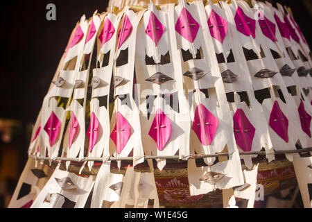 Bunt und festlich Penjor Pole Dekoration. Detail der traditionellen gefärbt Kokosblättern in Ubud, Bali, Indonesien Stockfoto