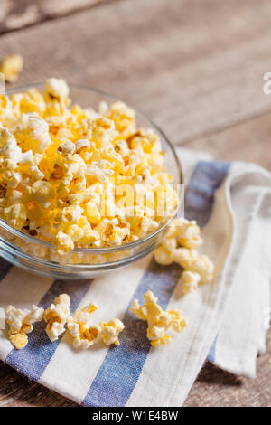 Eine Schüssel Popcorn auf Tischdecke Stockfoto