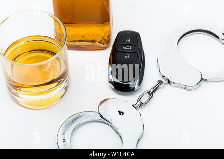 Auto-Taste auf der Bar mit verschüttetem Alkohol Stockfoto