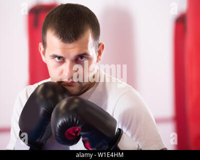 Der Mensch ist das Üben verschiedene kiks in die Boxing Hall. Stockfoto