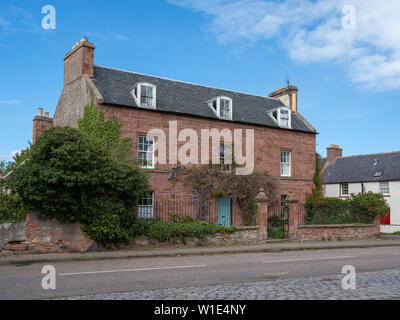 Traditionelles Haus mit Glyzinien im Cromarty auf der Black Isle, Highland, Schottland Stockfoto