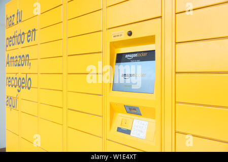 BARCELONA, 2. Juli 2019: Amazon Schließfach Pick-up-Station und der Bildschirm mit dem Logo in Barcelona, Katalonien. Leere Raum für Editor's Text. Stockfoto