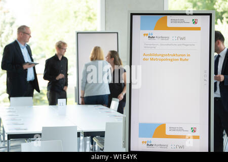 Essen, Deutschland. 01. Juli, 2019. Thema panel, Diskussionsforum, Funktion, randmotiv, Symbol Foto, Ruhr Konferenz, Thema Forum, AûPotentials der Metropolregion für Gesundheit und Pflege, Au im SANAA-Gebäude auf dem Gelände der Zeche Zollverein Weltkulturerbe in Essen, 01.07.2019. € | Nutzung der weltweiten Kredit: dpa/Alamy leben Nachrichten Stockfoto