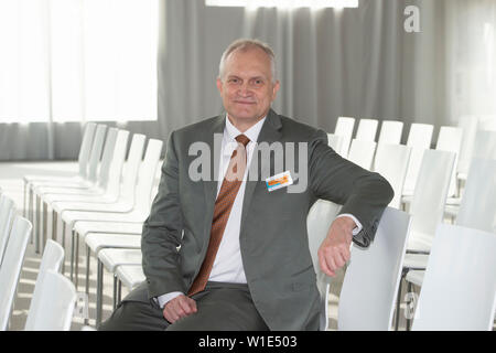 Prof. Dr. Christoph M. SCHMIDT, Wirtschaftswissenschaftler, Präsident des RWI Leibniz Institut für Wirtschaftsforschung in Essen, Vorsitzender des Sachverständigenrat zur Beurteilung der gesamtwirtschaftlichen Entwicklung, Porträts, Portraits, Portrait, Single Bild, Single betrifft, Ruhr Konferenz, Potentiale thematisches Forum" der Metropolregion für Gesundheit und Arbeit mit Sorgfalt" in der Sanaa-Gebäude auf dem Gelände des Welterbe Zollverein in Essen, 01.07.2019. | Verwendung weltweit Stockfoto