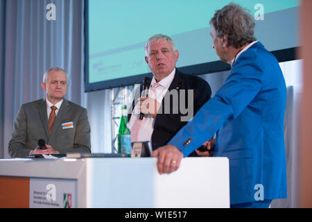 Prof. Dr. Christoph M. SCHMIDT, Wirtschaftswissenschaftler, Präsident des RWI Leibniz Institut für Wirtschaftsforschung in Essen, Vorsitzender des Sachverständigenrat zur Beurteilung der gesamtwirtschaftlichen Entwicklung, Karl-Josef Laumann, Minister für Arbeit, Gesundheit und Soziales des Landes Nordrhein-Westfalen, Matthias Bongard, Moderator, Ruhr Konferenz, Thema Forum' Potentiale der Metropolregion für Gesundheit und Pflege" in der Sanaa-Gebäude auf dem Gelände des Welterbe Zollverein in Essen, 01.07.2019. | Verwendung weltweit Stockfoto