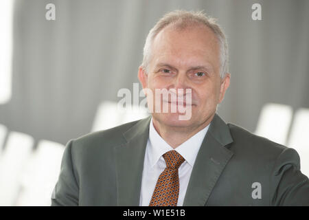 Prof. Dr. Christoph M. SCHMIDT, Wirtschaftswissenschaftler, Präsident des RWI Leibniz Institut für Wirtschaftsforschung in Essen, Vorsitzender des Sachverständigenrat zur Beurteilung der gesamtwirtschaftlichen Entwicklung, Portraits, Portrvsst, Porträt, 7/8-Einzelbild, einzigen Motiv, Ruhr Konferenz, thematische Forum, AûPotentials der Metropolregion für Gesundheit und Soziale Dienste darauf achten, Au in Sanaa-Gebäude auf dem Gelände des Welterbe Zollverein in Essen, 01.07.2019. € | Nutzung weltweit Stockfoto