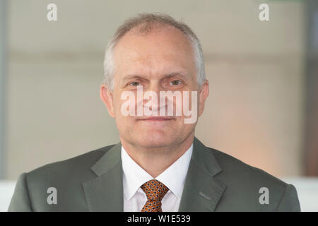 Prof. Dr. Christoph M. SCHMIDT, Wirtschaftswissenschaftler, Präsident des RWI Leibniz Institut für Wirtschaftsforschung in Essen, Vorsitzender des Sachverständigenrat zur Beurteilung der gesamtwirtschaftlichen Entwicklung, Porträts, Portraits, Portrait, Single Bild, Single betrifft, Ruhr Konferenz, Potentiale thematisches Forum" der Metropolregion für Gesundheit und Arbeit mit Sorgfalt" in der Sanaa-Gebäude auf dem Gelände des Welterbe Zollverein in Essen, 01.07.2019. | Verwendung weltweit Stockfoto