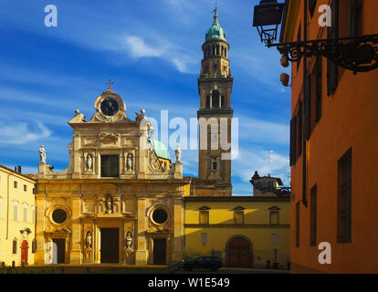 Blick auf den Glockenturm und Fassade der Kirche San Giovanni Evangelista, Parma, Italien Stockfoto