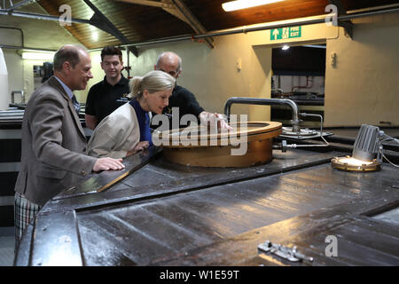 Der Graf und die Gräfin von Forfar bei einem Besuch in Whisky Glenfiddich Distillery in Dufftown. Stockfoto