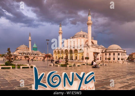 Der zentrale Platz der Altstadt mit dem Mevlana Museum auf den Hintergrund und die Selimiye Moschee Stockfoto