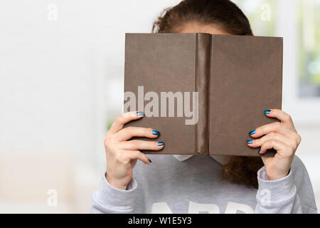 Schöne junge Frau mit Buch Stockfoto