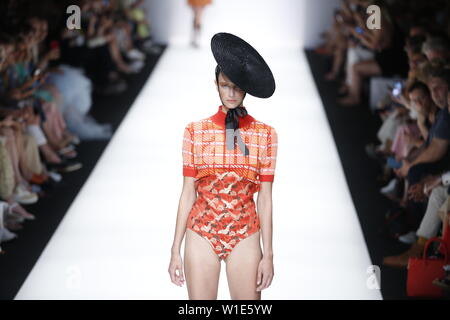 Berlin, Deutschland. 01. Juli, 2019. Das Foto zeigt die Designer Danny Reinke auf der Mercedes-Benz Fashion Week. Quelle: Simone Kuhlmey/Pacific Press/Alamy leben Nachrichten Stockfoto