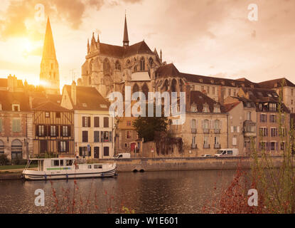 Anzeigen von Auxerre Stadtbild mit Saint-Germain Abbey auf dem Fluss Yonne an trüben Herbsttag, Burgund, Frankreich Stockfoto