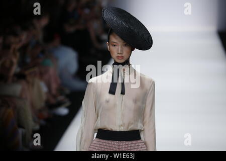 Berlin, Deutschland. 01. Juli, 2019. Das Foto zeigt die Modelle auf dem Laufsteg mit der Kollektion Frühjahr/Sommer 2020 der Designer Danny Reinke auf der Mercedes-Benz Fashion Week. Quelle: Simone Kuhlmey/Pacific Press/Alamy leben Nachrichten Stockfoto