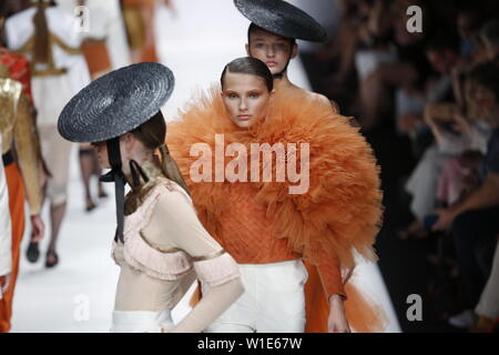 Berlin, Deutschland. 01. Juli, 2019. Das Foto zeigt die Modelle auf dem Laufsteg mit der Kollektion Frühjahr/Sommer 2020 der Designer Danny Reinke auf der Mercedes-Benz Fashion Week. Quelle: Simone Kuhlmey/Pacific Press/Alamy leben Nachrichten Stockfoto