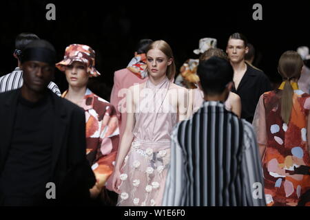 Berlin, Deutschland. 01. Juli, 2019. Das Foto zeigt die Modelle auf dem Laufsteg mit der Kollektion Frühjahr/Sommer 2020 der Designer KXXK auf der Mercedes-Benz Fashion Wee. Quelle: Simone Kuhlmey/Pacific Press/Alamy leben Nachrichten Stockfoto