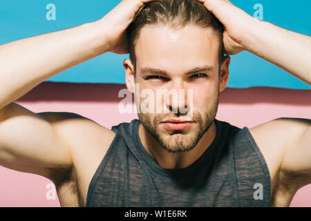 Haarschnitt Konzept. Schöner Mann touch Haare Haarschnitt. Mann mit modischen Haarschnitt. Junger Mann mit neuer Frisur. Liebe ihr Haar für weniger. Stockfoto