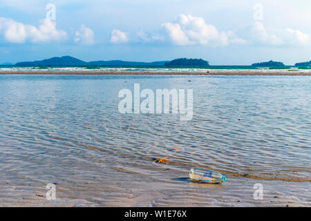 Abwasser Flaschen, die am Strand schwimmen, Umweltverschmutzung Probleme von Menschen. Stockfoto