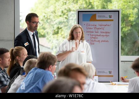 Essen, Deutschland. 01. Juli, 2019. Funktion, Symbolfoto, Randmotiv, Diskussionsgruppe, Panel, Arbeitsgruppe, Diskussion, Ruhr Konferenz, thematische Forum, wobei AoPotentials der Metropolregion für Gesundheits- und Krankenpflege, Au im SANAA-Gebäude auf dem Gelände der Zeche Zollverein Weltkulturerbe in Essen, 01.07.2019. € | Nutzung der weltweiten Kredit: dpa/Alamy leben Nachrichten Stockfoto