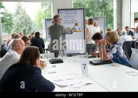 Essen, Deutschland. 01. Juli, 2019. Funktion, Symbolfoto, Randmotiv, Diskussionsgruppe, Panel, Arbeitsgruppe, Diskussion, Ruhr Konferenz, thematische Forum, wobei AoPotentials der Metropolregion für Gesundheits- und Krankenpflege, Au im SANAA-Gebäude auf dem Gelände der Zeche Zollverein Weltkulturerbe in Essen, 01.07.2019. € | Nutzung der weltweiten Kredit: dpa/Alamy leben Nachrichten Stockfoto