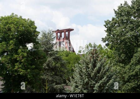 Essen, Deutschland. 01. Juli, 2019. Funktion, Symbolfoto, Randmotiv, den Foerderturm der Zeche Zollverein hinter Baeumen, AoWelterbe Zollverein, Ruhr Konferenz, Thema Forum, AûPotentials der Metropolregion für Gesundheit und Pflege, Au im SANAA-Gebäude auf dem Gelände des Welterbe Zollverein in Essen, 01.07.2019, € | Nutzung der weltweiten Kredit: dpa/Alamy leben Nachrichten Stockfoto