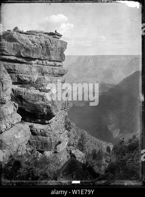 Grand Canyon des Colorado River. Blick nach Norden über die Schlucht, die von einem Punkt auf der Ostseite der drei Burgen (Vishnu Viereck). Unten ist die Schlucht von Hance Creek; im Hintergrund die Walholla Plateau und seine Ausreißer, Wotans Throne. Die dunkle Masse steigt auf der rechten Schulter der Coronade Butte, Grand Canyon National Park. Alte Nr. 77. Hinweis: Der Mann im Kleid Anzug an der Spitze der Klippe nicht identifiziert., 1871 - 1878 Stockfoto