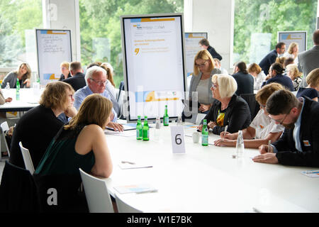 Essen, Deutschland. 01. Juli, 2019. Funktion, symbolische Foto, randmotiv, Diskussionsgruppe, Panel, Arbeitsgruppe, Diskussion, Ruhr Konferenz, Thema forum" Nutzung der Potentiale der Metropolregion für Gesundheit und Pflege" in der Sanaa-Gebäude auf dem Gelände der Zeche Zollverein Weltkulturerbe in Essen, 01.07.2019. | Verwendung der weltweiten Kredit: dpa/Alamy leben Nachrichten Stockfoto