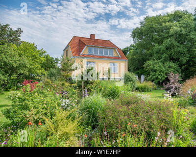 Wohnhaus, das auf der kleinen Insel Hjarnoe, Dänemark Stockfoto