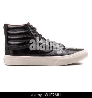 Wien, Österreich - 25 August 2017: Vans SK8 High Slim Zip schwarz Kroko Leder Sneaker auf weißem Hintergrund. Stockfoto