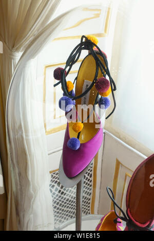 Manolo Blahnik Schuhe auf Anzeige an der Wallace Collection Hertford House Manchester Square London England Großbritannien Stockfoto