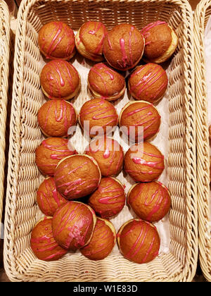 Süße Brötchen, Gebäck in Korb in Bäckerei Stockfoto