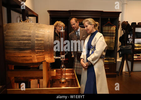 Der Graf und die Gräfin von Forfar bei einem Besuch in Whisky Glenfiddich Distillery in Dufftown. Stockfoto