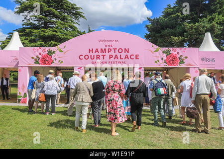 Hampton Court, London, UK. 2. Juli 2019. große Massen der Besucher genießen die Showgrounds und Hunderte von Pflanzen Ausstellungen an einem sonnigen Tag an der RHS Hampton Court Garden Festival. Credit: Amer ghazzal/Alamy leben Nachrichten Stockfoto