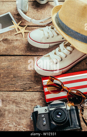 Satz von Reise Material auf Holz- Hintergrund Stockfoto