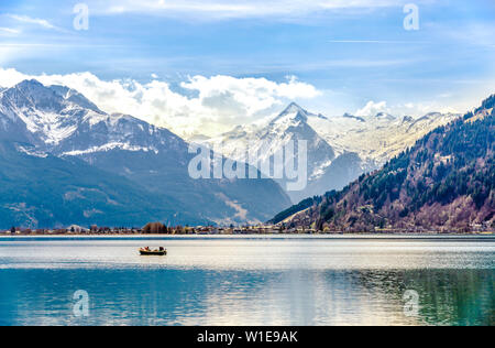 Zell am See. Idyllische Panoramablick auf den Zellersee (Zeller) See mit Boot, Alpen, blauer Himmel, Kitzsteinhorn. Zillertal, Österreich, Salzburger Land, in der Nähe Stockfoto