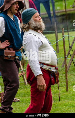 Menschen in mittelalterlichen Kostümen zeigen ein trebuchet Stockfoto