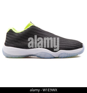 Wien, Österreich - 14. JUNI 2017: Nike Air Jordan Zukunft Niedrige schwarze und weiße Sneaker auf weißem Hintergrund Stockfoto