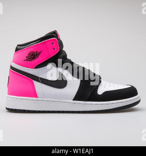 Wien, Österreich - 14. JUNI 2017: Nike Air Jordan 1 Retro hohe OG GG weiß, pink und schwarz Sneaker auf grauem Hintergrund Stockfoto