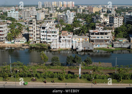 Bangladesch, Dhaka, Aussicht auf Fluss und Vorort mit Apartment Block Gebäude Stockfoto