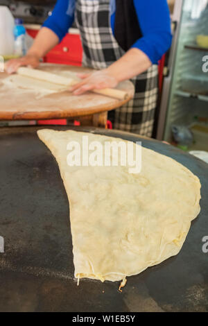 Nicht identifizierte Frau kocht traditionelle türkische Pfannkuchen Gözleme in Outdoor Cafe in der Türkei Stockfoto