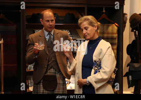 Der Graf und die Gräfin von Forfar bei einem Besuch in Whisky Glenfiddich Distillery in Dufftown. Stockfoto