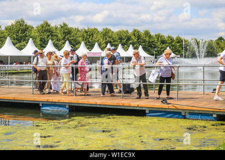 Hampton Court, London, UK. 2. Juli 2019. Große Massen der Besucher die Show genießen Garten und Pflanze Ausstellungen an einem sonnigen Tag an der RHS Hampton Court Garden Festival. Credit: Amer ghazzal/Alamy leben Nachrichten Stockfoto