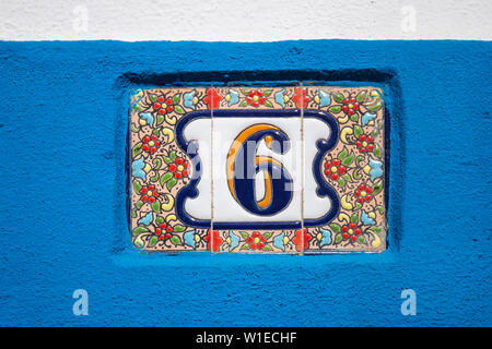 Nahaufnahme von einem schönen Haus Nummer in Azulejo Kacheln. Stockfoto