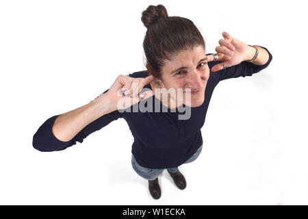 Frau Lärm machen Ihre Ohren weh auf weißem Hintergrund Stockfoto