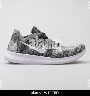 Wien, ÖSTERREICH - August 7, 2017: Nike Free RN Flyknit 2017 Schwarze und Weiße Sneaker auf weißem Hintergrund. Stockfoto