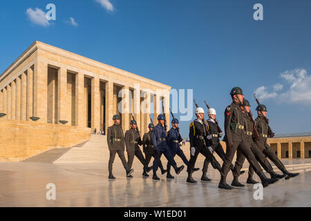 Wachwechsel Zeremonie im Mausoleum von Atatürk - Das Mausoleum Anitkabir in Ankara, Türkei. Stockfoto
