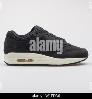 Wien, Österreich - 7 August, 2017: Der Nike Air Max 1 Pinnacle schwarz Sneaker auf weißem Hintergrund. Stockfoto